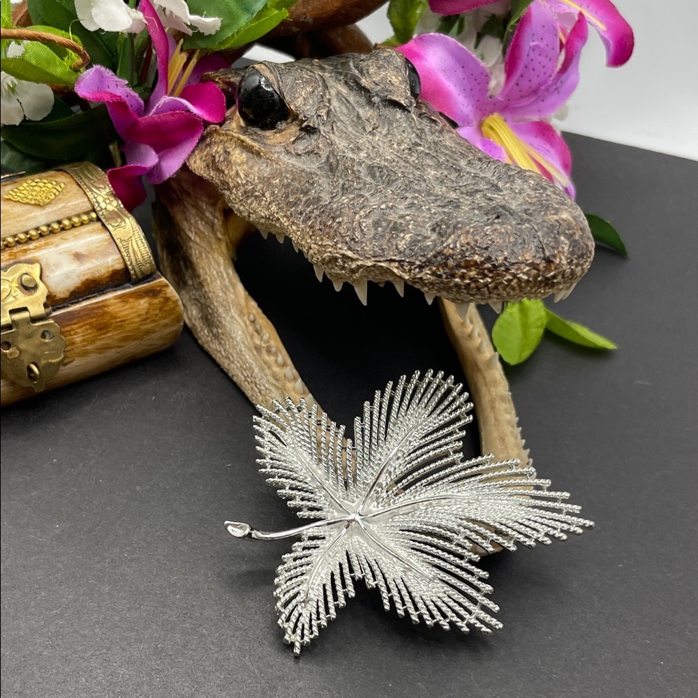 Sarah Coventry leaf brooch vintage